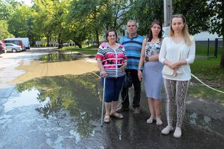 Osiedlowa ulica jest ciągle zalana. Mieszkańcy mają dość 