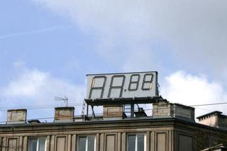 Kraków: Kultowy zegar przy Placu Centralnym już działa po modernizacji