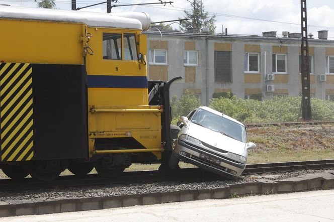 Kontrolowane zderzenie pociągu z osobówką