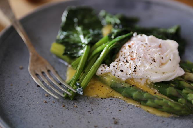 Szparagi z sosem berneńskim i jajkiem w koszulce - przepis Agaty Wojdy + WIDEO