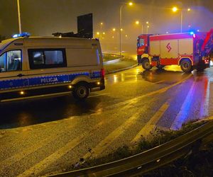 Matka nie żyje, w aucie dzieci. Śmiertelne dachowanie w Warszawie