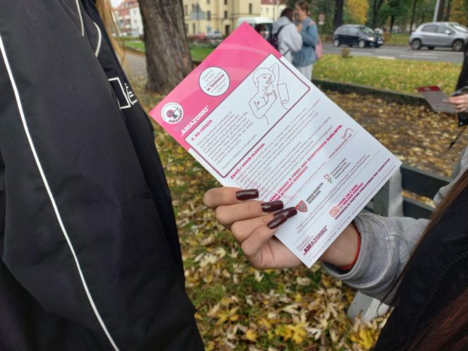 Posadzili żonkile w Lesznie. Dziś Europejski Dzień Walki z Rakiem Piersi