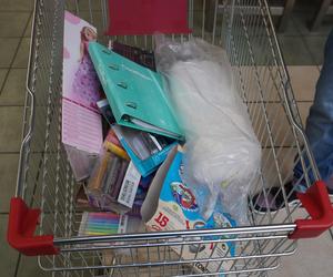 Tajemnicze wózki w Auchan w Olsztynie. Sprawdziliśmy, co było w środku. Zobacz zdjęcia!