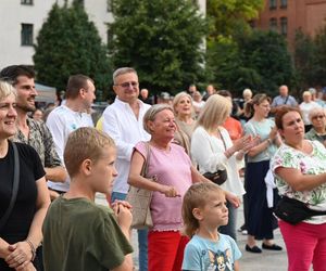 Ruda Śląska tańczy jak dawniej. Międzypokoleniowa potańcówka na rynku porwała tłumy