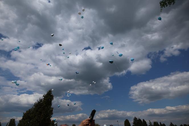 Baloniki poleciały w górę, kiedy opuszczano trumnę z ciałem Kamilka. Pogrzeb Kamilka z Częstochowy