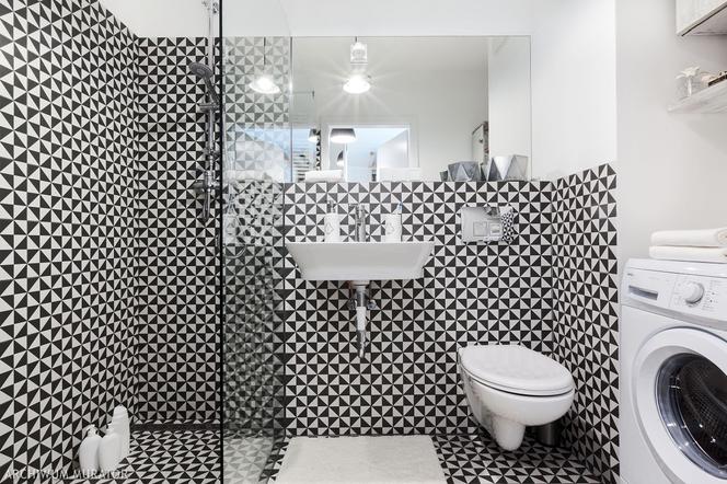 Czarno-białe płytki do łazienki: trójkąty