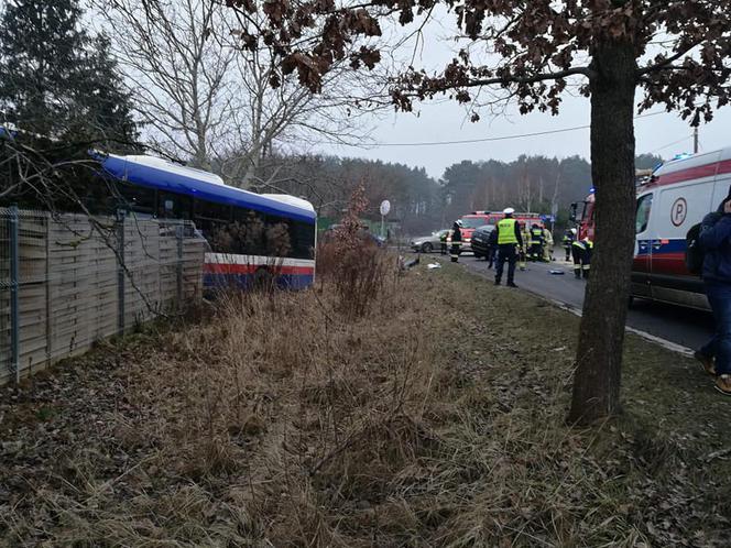 Groźny wypadek w podbydgoskim Niemczu. Autobus zderzył się z osobówką! [ZDJĘCIA]