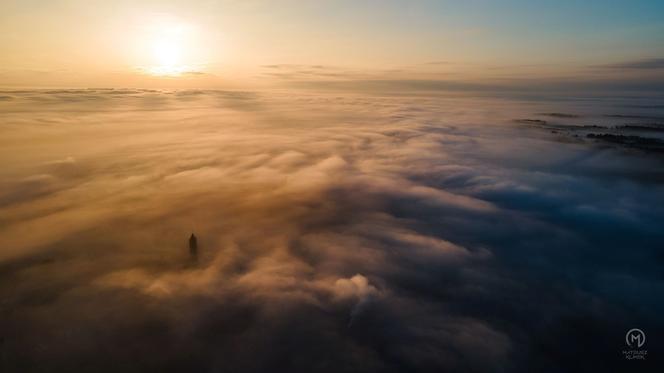 Wow! Ogromna mgła przykryła mazurskie miasteczko. Zobacz niesamowite fotografie