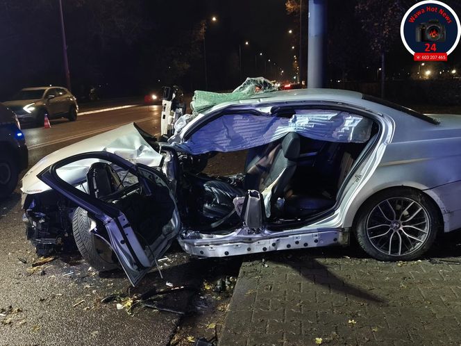 Potworny wypadek w Warszawie. BMW roztrzaskane o drzewo, kierowca zakleszczony