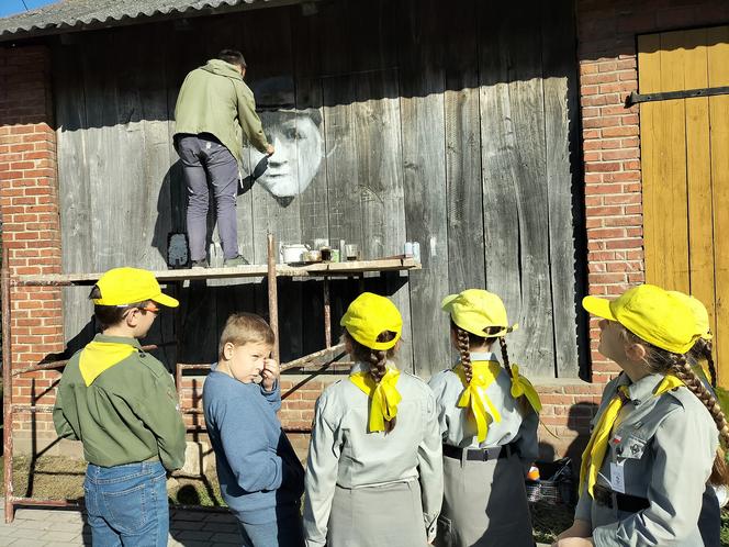 Malują mural, żeby uczcić lokalnego bohatera [GALERIA]