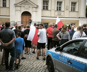 Manifestacja pod hasłem Sto nielegalnej imigracji w Lesznie