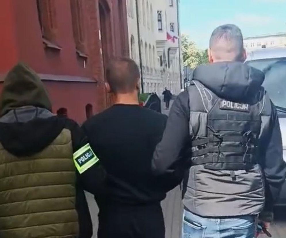 Bydgoscy policjanci zatrzymali nożownika. Dźgał swojego kolegę i jego matkę. Kiedy wyrwano mu nóż, zaczął gryźć