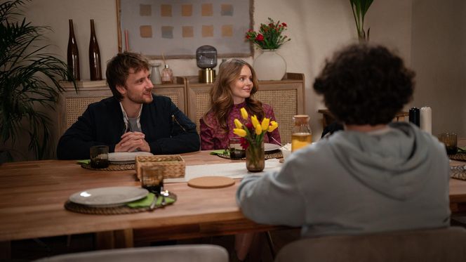 Rodzinka.pl 17 sezon odcinek 295 (odc. 8). Magda (Olga Kalicka), Tomek (Maciej Musiał), Kacper (Mateusz Pawłowski)