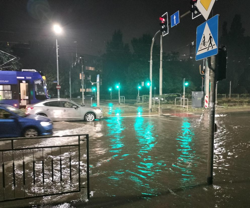 Ewakuacja podczas pierwszego dnia Santander Letnich Brzmień 2024 we Wrocławiu. Burza przerwała zabawę