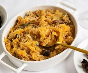 Kapusta zasmażana z pieczarkami. Uniwersalny dodatek do kotletów i nie tylko