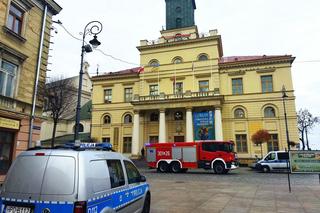 Straż pożarna i policja przed lubelskim ratuszem. Co się stało? 