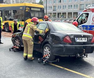 Koszmarny wypadek na placu Trzech Krzyży. Osobówką jechała znana aktorka z polskiego serialu. Była zakleszczona w środku pojazdu!