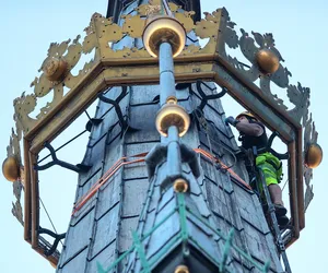 Korona z wieży Bazyliki Mariackiej wraca na swoje miejsce. Zakończyła się renowacja zabytku