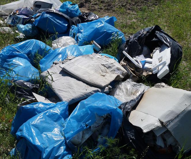 Wyrzucił śmieci na cudzym polu! Haniebny czyn 27-latka