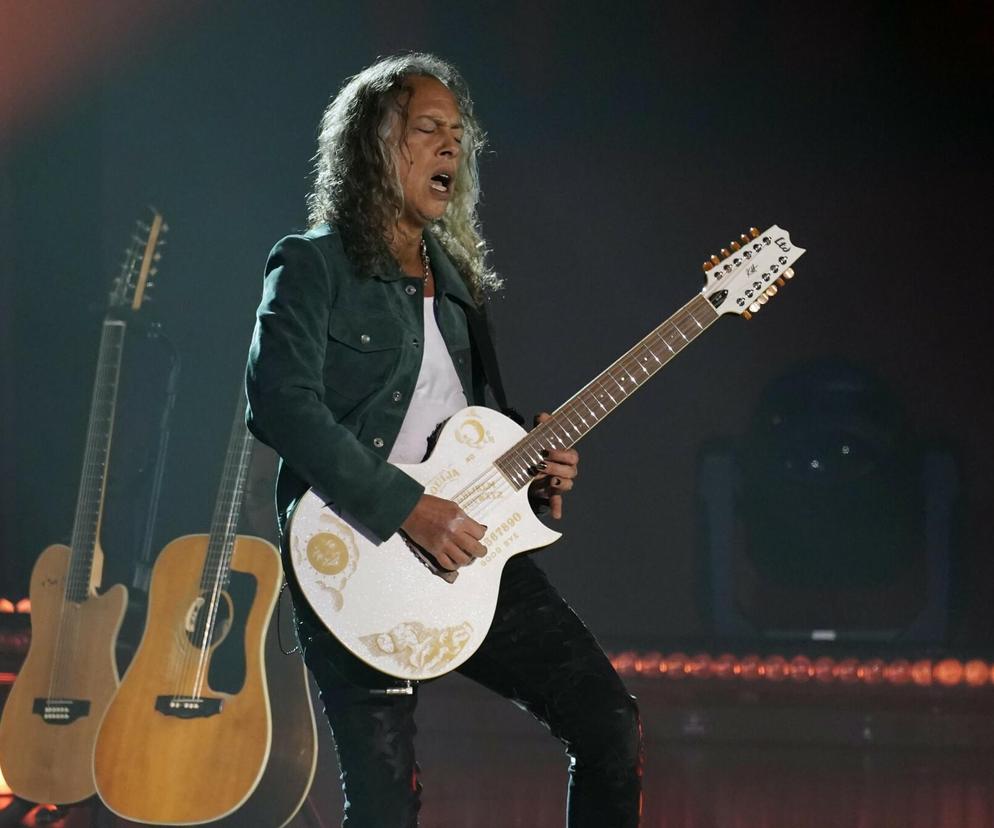 Kirk Hammett przewrócił się i rozbił gitarę na scenie. Poleciały wulgaryzmy!