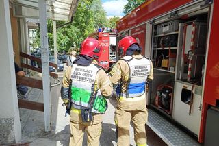 Kobieta zginęła w pożarze w wieżowcu. Udział osób trzecich niewykluczony [ZDJĘCIA]