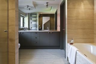 Rozwiązania do małej łazienki w stylu nowoczesnej klasyki