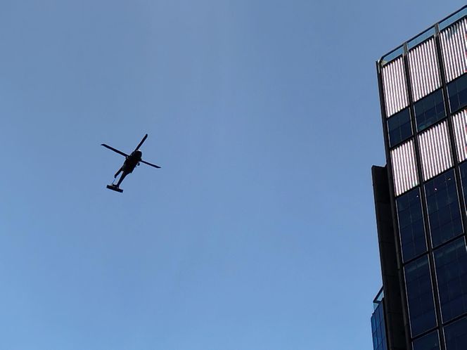 Blackhawk latał nad Warszawą. Zawisł nad najwyższym wieżowcem