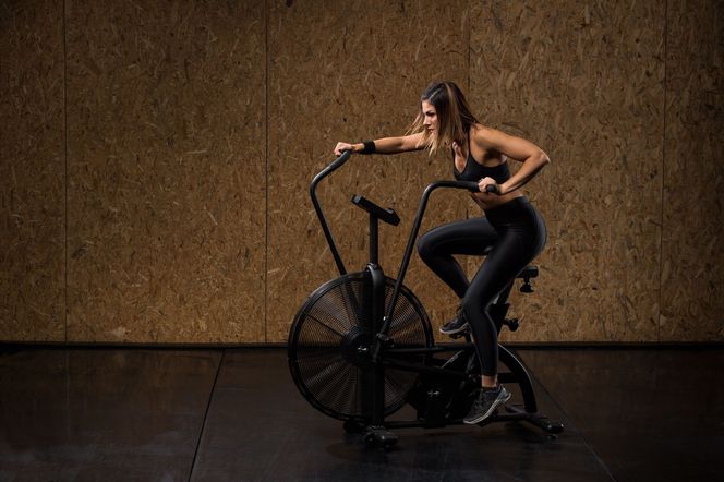 Airbike – rower powietrzny. Jak wygląda trening?