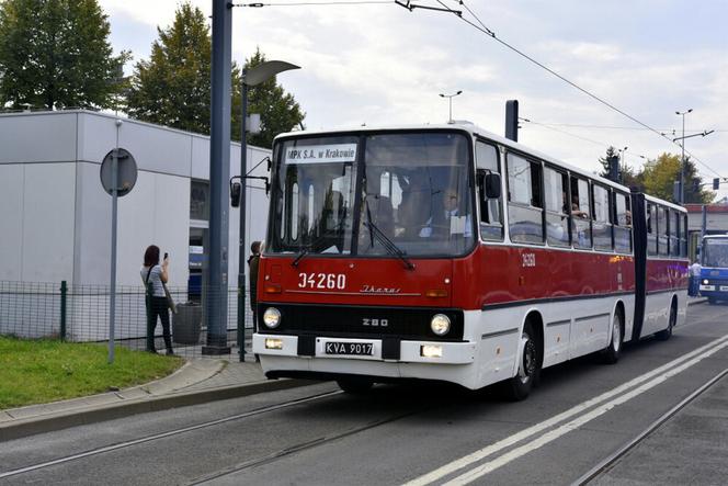 Kultowe Ikarusy na ulicach Warszawy. Tak kiedyś wyglądała komunikacja