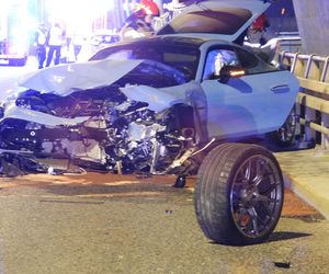 Sportowy mercedes warty 1,5 miliona roztrzaskany na moście Świętokrzyskim