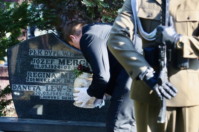 Tak wygląda grób Zbigniewa Lwa-Starowicza tuż po pogrzebie