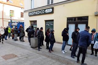 Kolejki po pączki w Rzeszowie. Mieszkańcy ruszyli do cukierni [ZDJĘCIA]