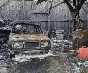 „Nasz majątek poszedł z dymem”. Kolekcja zabytkowych pojazdów spłonęła w kilka chwil