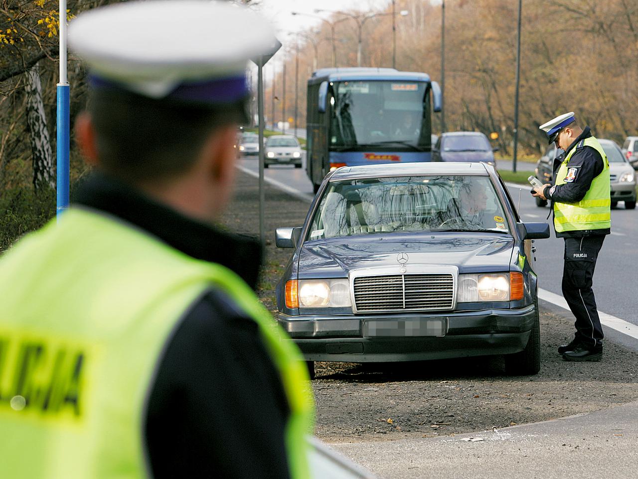 Policjanci zatrzymywali i kazali wypełniać ankiety