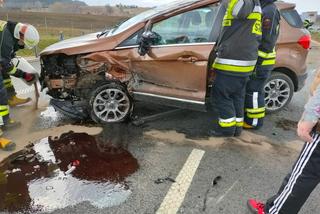 Wypadek na obwodnicy Olsztyna. Auto uderzyło w barierki i dachowało [ZDJĘCIA]