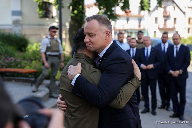 Prezydenci Duda i Zełenski  razem oddali hołd wszystkim niewinnym ofiarom Wołynia! Pamięć nas łączy! Razem jesteśmy silniejsi