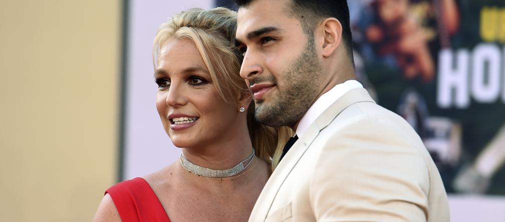 Britney Spears całkiem nago! Zasłonil ją tylko pies