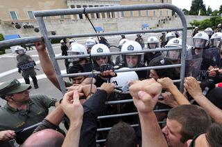 Grecja: Protest pod parlamentem w Atenach – policja OBRZUCONA JOGURTEM - ZDJĘCIA