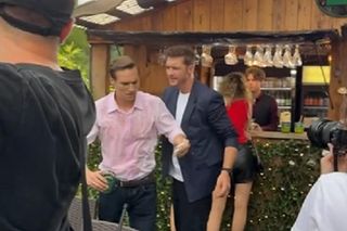 	M jak miłość nowy sezon po wakacjach. Olek (Maurycy Popiel), Marcin (Mikołaj Roznerski) na planie