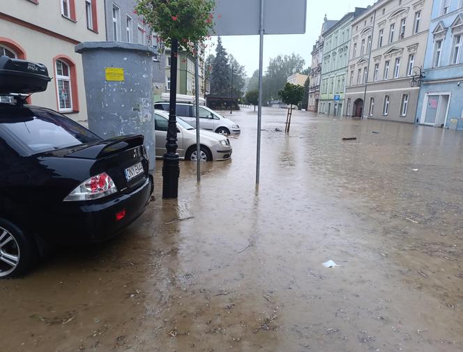 Zagrożenie powodziowe. Głuchołazy. Woda przelała się przez wały. Zalewa miasto