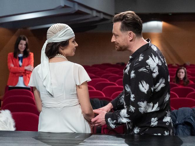 Na Wspólnej odc. 3273. Marta (Joanna Jabłczyńska), aktorka (Sylwia Gola), reżyser Halicki (Adam Szczyszczaj)