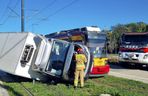  Łódź. Tramwaj zderzył się z dostawczym Iveco. Trzy osoby ranne w wypadku [ZDJĘCIA]