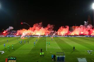 Chorzów: Zadyma na stadionie Ruchu. Kibole odpalili race i wdarli się na murawę [GALERIA]