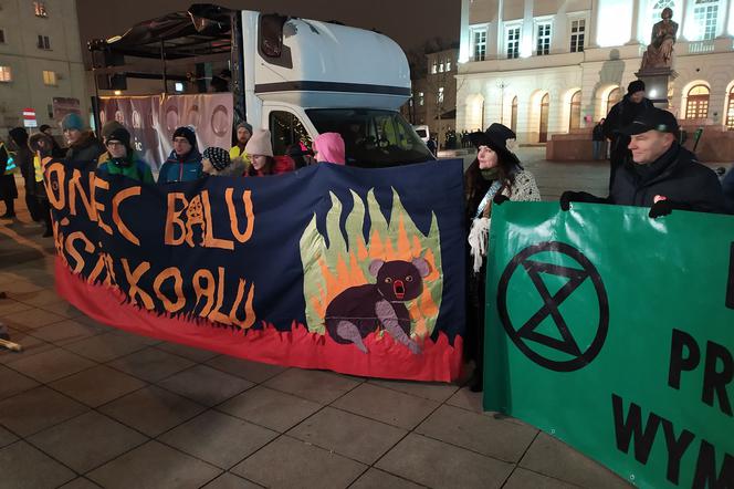  Trwa protest klimatyczny w Warszawie. Zobacz zdjęcia z wydarzenia [GALERIA]