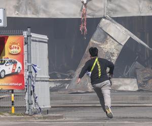 Pożar na Marywilskiej 44. Nieznana osoba z bronią wdarła się na teren centrum 