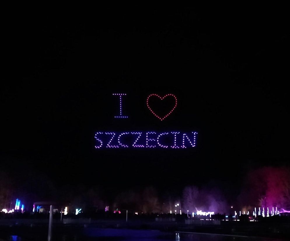 Drony rozświetliły niebo nad szczecińską Arkonką. Widowiskowy pokaz przyciągnął tłumy