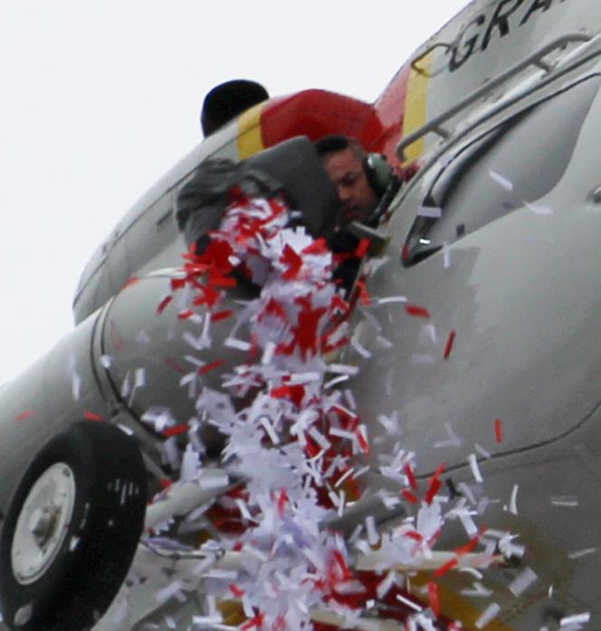 Sypał konfetti na głowę ministra, dostał nagrodę