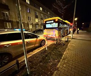 Nieznany sprawca ostrzelał autobus miejski. Celował w kierowcę: „oddał trzy strzały”. Dramatyczny opis