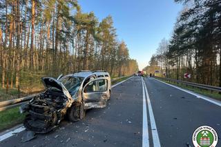 Dwa samochody zderzyły się na DK11 w Tworogu. Kierowca był pijany