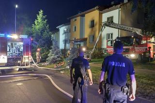 Najpewniej to on podpalił blok, potem czekał na strażaków z nożem. Padły strzały, a na miejscu lądował helikopter 